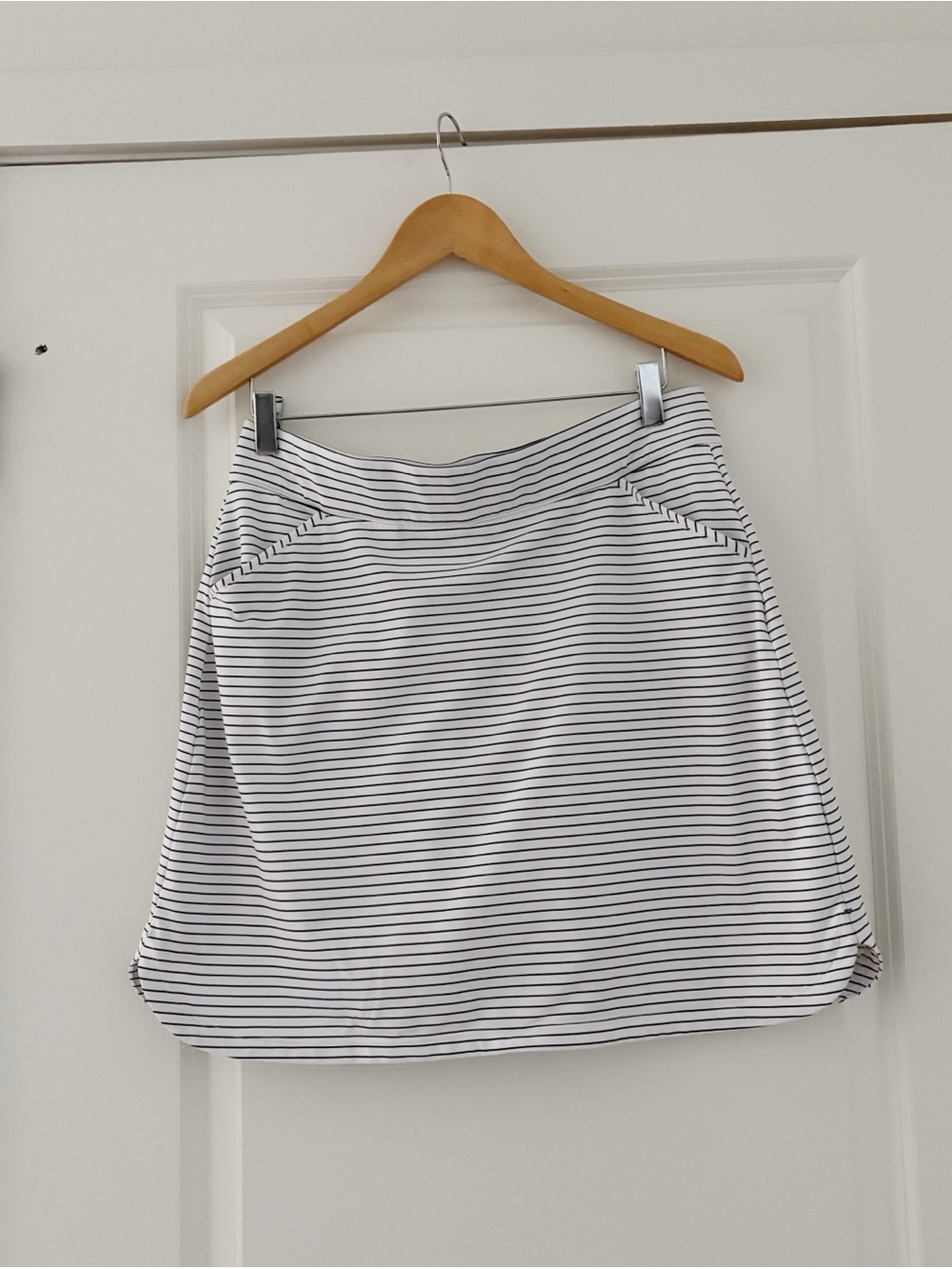 Peter Millar Alice Petal Hem Performance Golf Skort Black White Stripe Large UPF